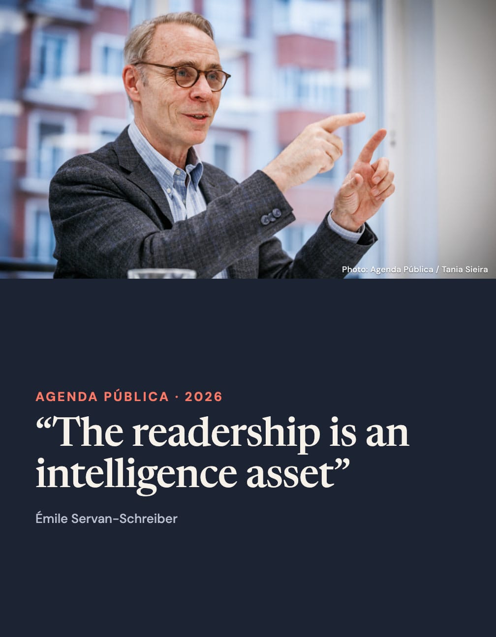 Émile Servan-Schreiber gesturing with both hands above a navy panel bearing “Agenda Pública · 2026”, the quote “The readership is an intelligence asset” and his name; photo credit on the photograph.