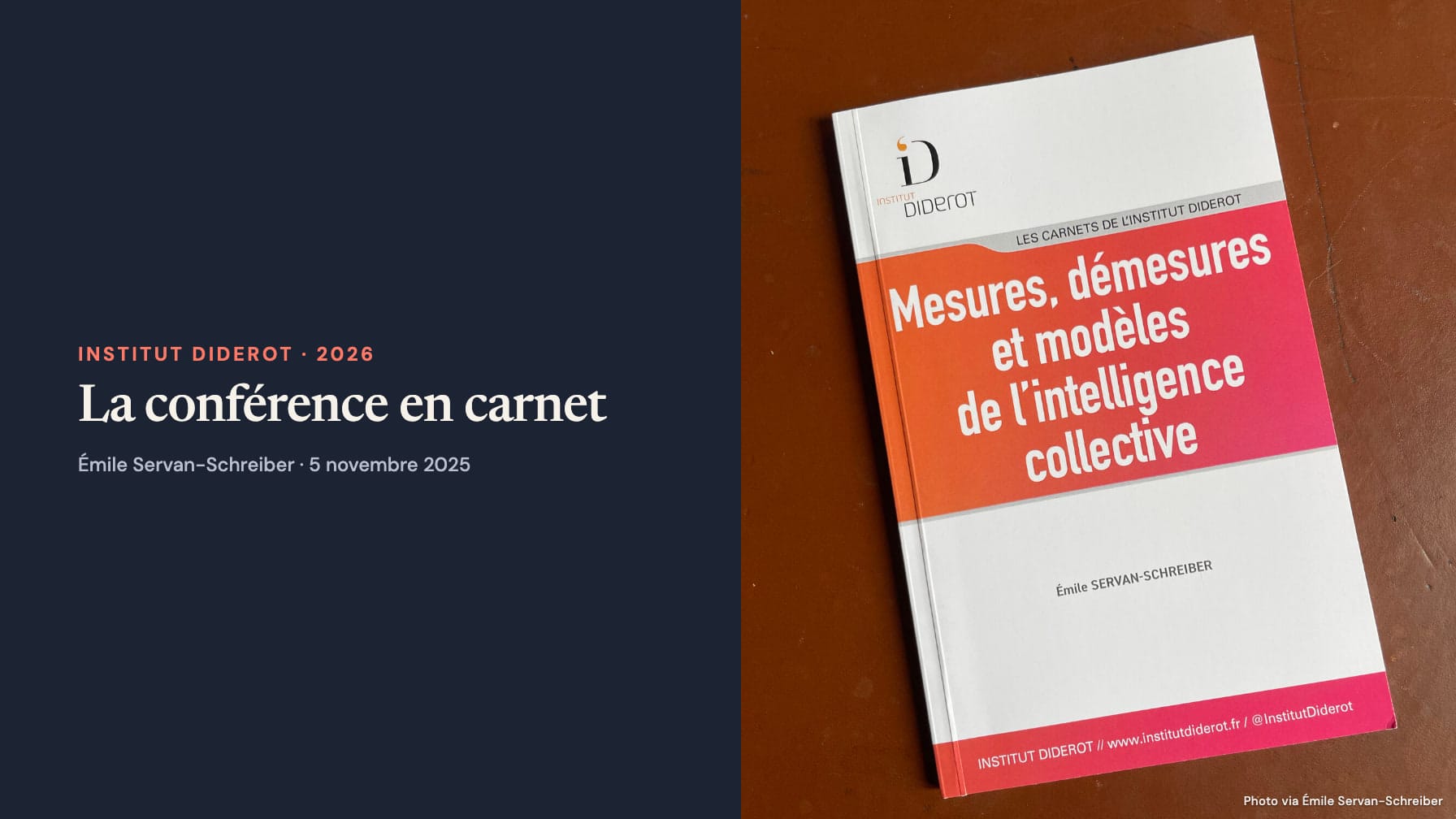 The Institut Diderot booklet photographed on a brown surface beside a navy panel reading “La conférence en carnet”, Institut Diderot · 2026 and Émile Servan-Schreiber · 5 novembre 2025. The booklet reads “Mesures, démesures et modèles de l’intelligence collective”.