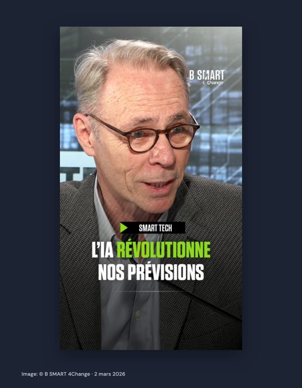 The complete portrait B SMART graphic of Émile Servan-Schreiber wearing glasses and a grey jacket, with his whole face, the B SMART and Smart Tech logos, and “L’IA révolutionne nos prévisions”, fitted on navy with a 2 March 2026 B SMART credit.