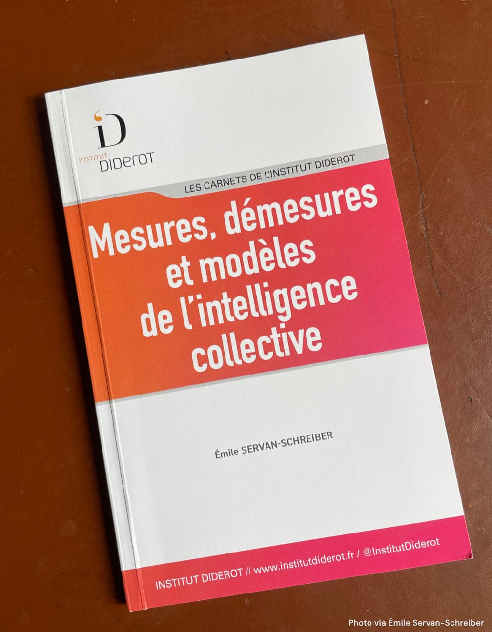 Portrait crop of the photographed Institut Diderot booklet, keeping its full cover, title “Mesures, démesures et modèles de l’intelligence collective”, author Émile Servan-Schreiber and a photo source credit.
