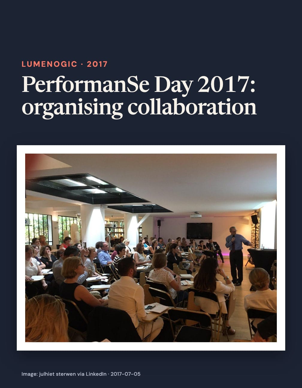 Navy card headed “PerformanSe Day 2017: organising collaboration” above a photo of a man holding a microphone before rows of seated attendees in a bright conference room.